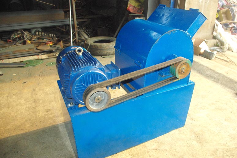 粉餅機(jī)，碎餅機(jī)，大餅打碎機(jī)，花生茶籽大豆餅粉碎機(jī)